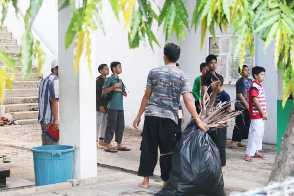 Santri membersihkan Sampah sekitaran masjid 