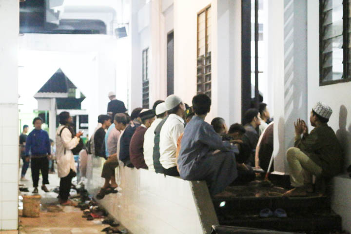jama'ah menyimak dipelataran masjid 