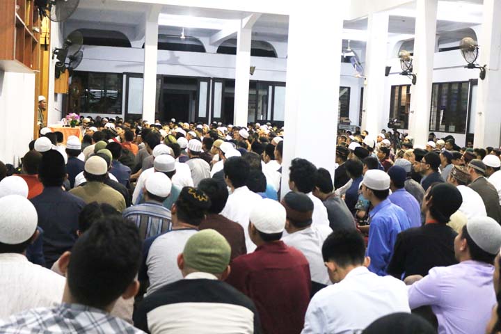 Jama'ah memadati masjid 