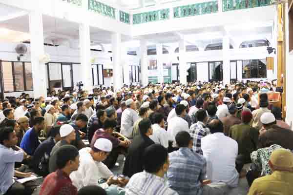 Jama'ah memenuhi masjid