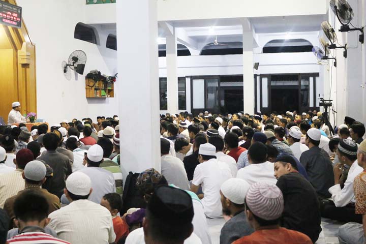 Jama'ah memadati masjid 