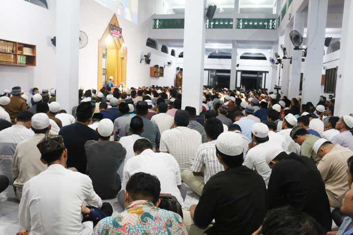 jama'ah memadati masjid 