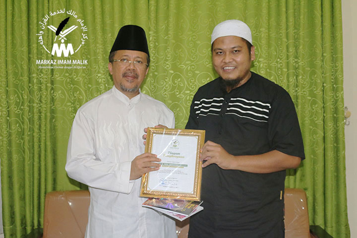 Foto Bersama Ustadz Harman Tajang dengan A.M. Iqbal Parewangi