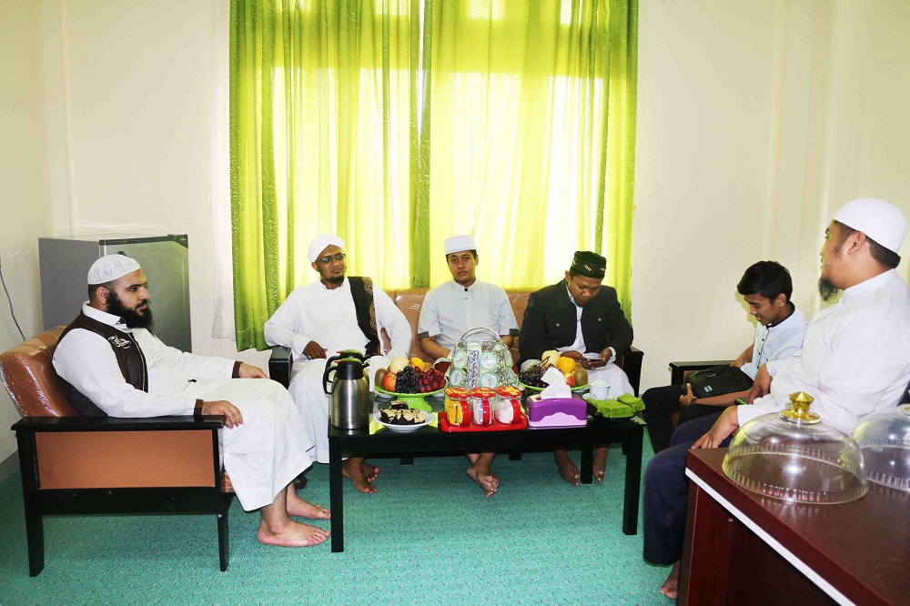 salah satu guru besar di Ar-Raayah berkunjungan di Markaz Imam Malik Syaikh Dr Taajuddin Al-Abbasi (1)