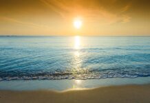 Laut di Sore Hari