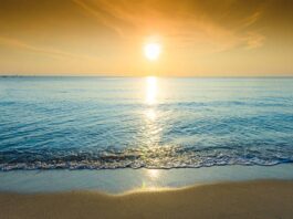 Laut di Sore Hari
