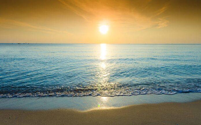Laut di Sore Hari