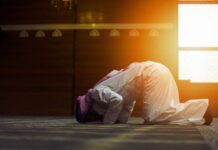 seorang sedang sujud