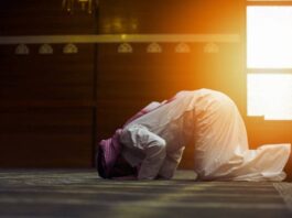 seorang sedang sujud