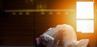 seorang sedang sujud