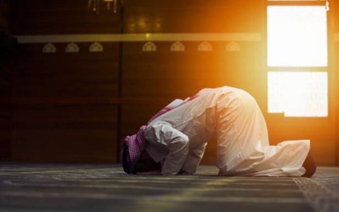 seorang sedang sujud