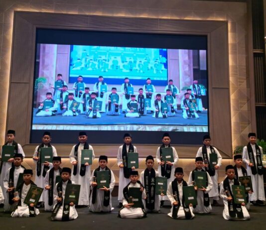 Wisuda santri